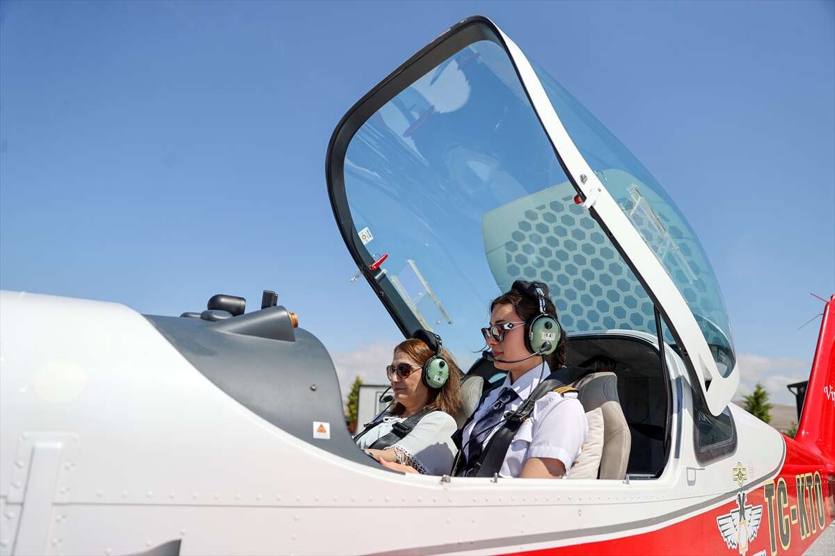 Konya’da öğretmen anne, pilot kızının mezuniyetiyle havalara uçtu 10